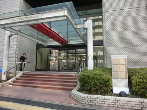 ガラス張りのポーチが印象的です