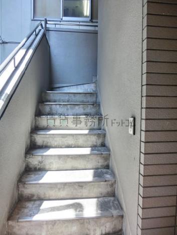 裏手に外階段があります。非常用の階段でもあります