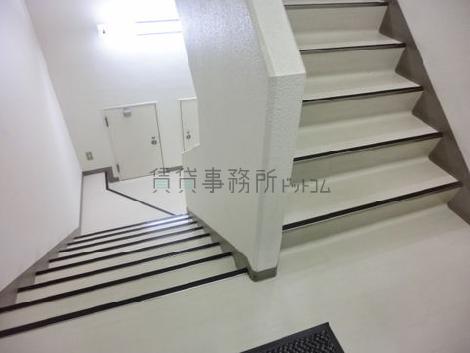 上下階への階段です
