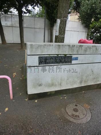 向いの通りには児童公園があります