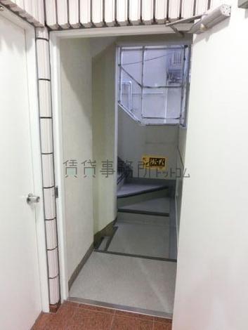 エレベーター奥の階段