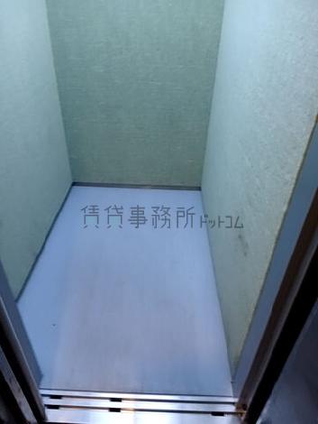 エレベーター内部