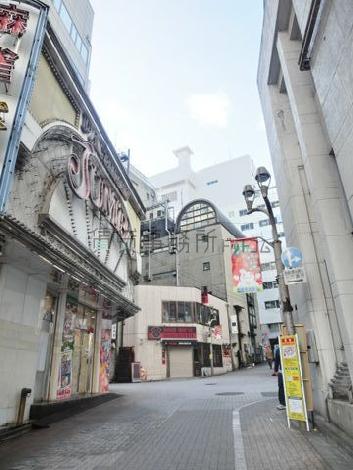 比較的落ち着きのある背面通り