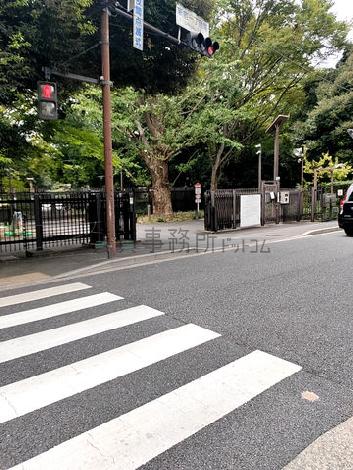 目の前に御苑あり