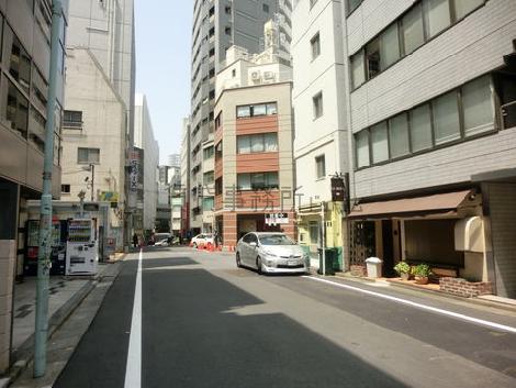 周辺の人通りはまばらです