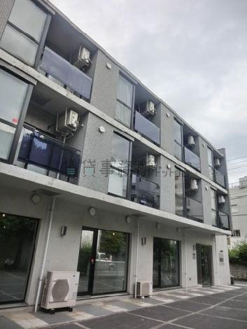 3階建ての低層ビル