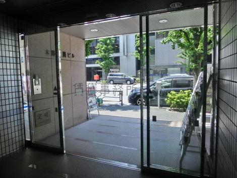 玄関前は余裕のスペースです
