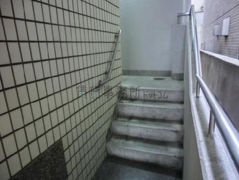 幅の狭目な階段があります