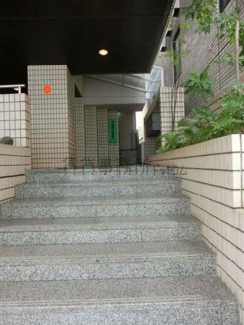 石張りで高級感のあるビル階段