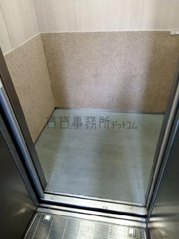 エレベーター内部