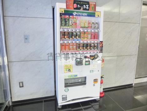 エントランスに自動販売機があります