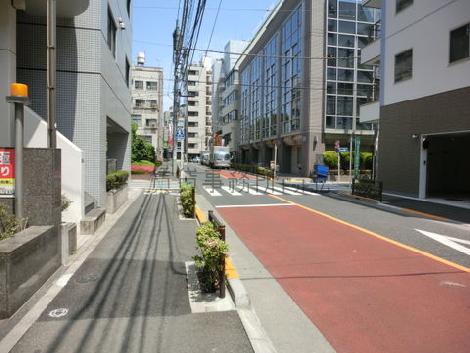 突き当たりの通りは春日通りです