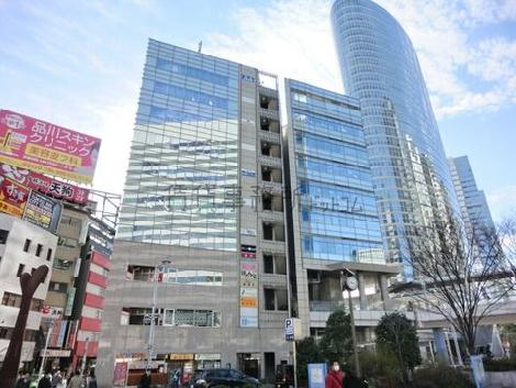 駅前広場へ出ると最初に目に止まるビルです

