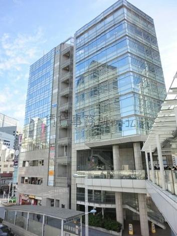 縦横に組まれたガラス張りの外観
