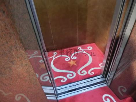 エレベーター内です