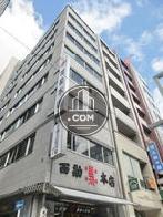 角地から見上げた外観