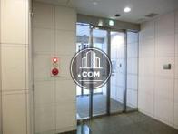 エントランス内側から玄関を撮影