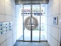脇にポストやオートロック設備があります