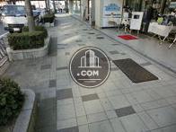 沿面の歩道は舗装されております