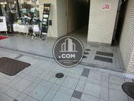 段差のない正面玄関です