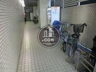 白いタイル調の玄関です