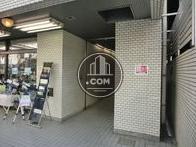 建物右側に玄関口になります