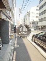 明るい公道沿いです