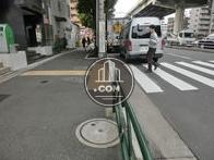 ビル正面の歩道