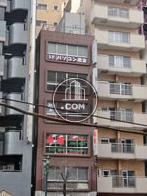 窓の部分が縁取られたデザインの建物です