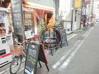 １階部分の店舗看板が目立ちます