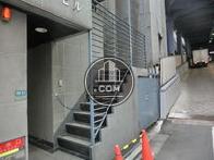 玄関脇から外階段です