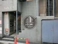 玄関は脇道側からです