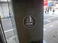 玄関前です