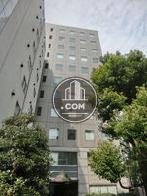 隣りのビルと一部重なっています
