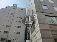 建物一部は前面のビルと少し重なっています