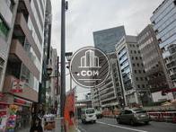 渋谷駅東口の歩道橋が見えます