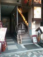 ２階店舗への階段がすぐ脇にあります