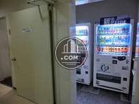 １階奥の廊下に自動販売機があります
