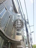 ビルと一体化した袖看板があります