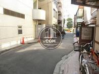 玄関前の静かな通り