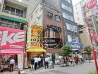 お店が多く人の通りが多いです