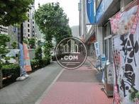 正面玄関でて右手の写真です