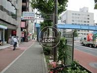 物件の前の歩道の様子