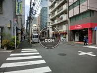 十字路の角地にあります