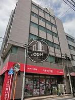 縦長ベージュ色の外壁のビルです