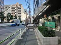 前面道路は人通りが多いです