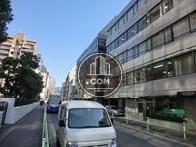 前面道路は車通りが多いです