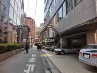 建物の側道です