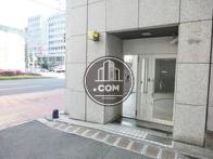 立体駐車場の横にある夜間通用口