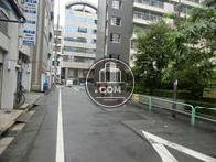 大きい通りに挟まれます